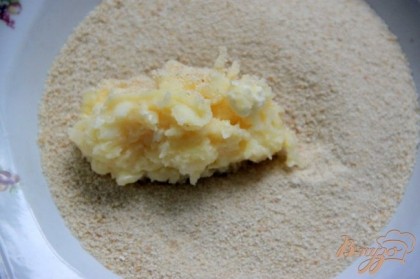 Поставить сковороду с растительным маслом на разогрев (средняя тем-ра).В тарелку высыпать панировочные сухари и обвалять в них по 1 ст.л. картофельно-сырной массы. Придать форму котлет.