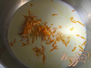 В кастрюльке вскипятить молоко с сахором и цедрой апельсина.