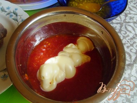  Делаем соус - майонез смешиваем с кетчупом,у меня была домашняя помидорная приправа "Аппетитка", я использовала её для соуса.