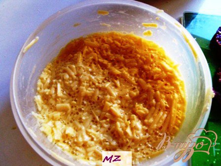 Из яйца и тертого сыра сделать льезон (во взбитое яйцо, добавить тертый сыр).