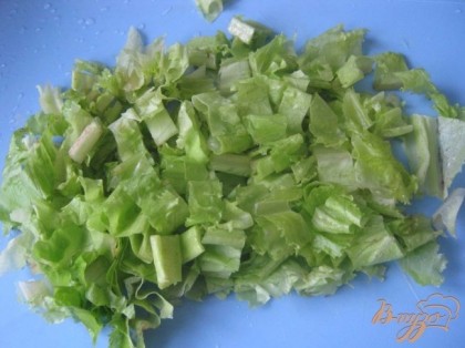  В оригинальном рецепте берётся руккола. Но у нас эту траву проблемно купить даже в супермаркете в городе. Поэтому взяла простой листовой салат. Его можно порвать или нарезать.