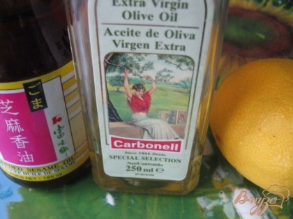 Делаем заправку из оливкового и кунжутного масла и сока лимона.