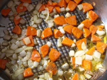 На растительном масле обжарить лук,добавить морковь.Затем залить горячей водой.