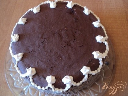 Смазать верх и бока торта кремом. ( можно вместо шоколадного крема залить торт шоколадной помадкой).