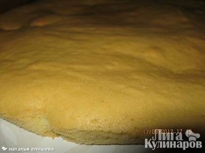 Выложить  тесто в форму и выпекать при температуре 200С.