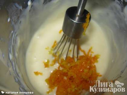 Для крема нужно взбить сливочное масло с сгущённым молоком, добавить апельсиновую цедру и 3 столовые ложки сока из апельсина, всё взбить и поставить в холодильник 15 минут.