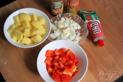 Подготовить овощи:нарезать лук и сладкий перец кубиками, чеснок измельчить. Картофель очистить и нарезать небольшими кусочками.
