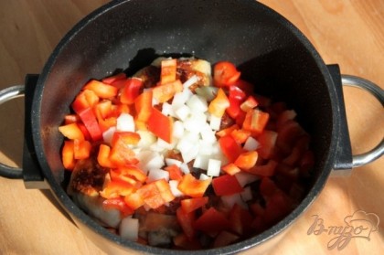 Добавить к обжареной курице лук и сладкий перец, потом специи (чеснок, карри), соевый соус, томатную пасту и сахар. Протушить 5 минут.