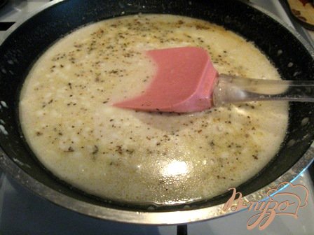 Когда курица приготовится, бульон, образовавшийся в процессе тушения выливаем в сковороду. Добавляем сметану, соль и приправы.