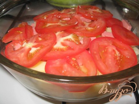 В жаропрочную форму кладем картофель, колбасу, лук с перцем. Режем помидоры кружками и укладываем сверху.