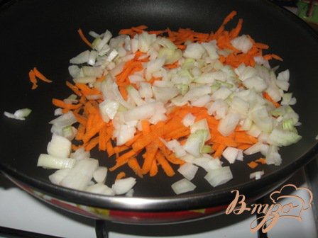 Мелко режем лук, морковь трем и обжариваем.