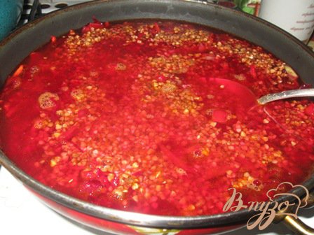 Залить горячей водой так, что немного прикрывала овощи с гречкой. Посолить и приправить по вкусу. Варить под крышкой до готовности.