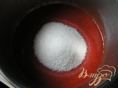 Перелить в кастрюльку, добавить сахар, ванильный сахар и сок лимона. Желатин замочить в холодной воде на 10 минут.