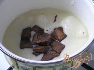 Из воды и манки сварить кашу, добавить поломанный на кусочки шоколад, перемешать.
