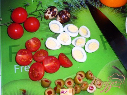 Нарезаем для украшения на половинки помидорки черри, оливки и перепелиные яйца, можно и без них