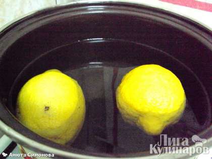 Заливаем лимоны водой, доводим до кипения и варим до мягкости минут 15