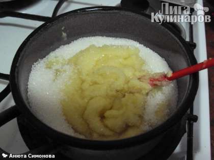 В кастрюлю с толстыми стенками выкладываем сахар (300 г) и лимонное пюре.