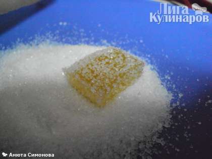 Оставшиеся 50 г сахара высыпаем в миску и обваливаем каждый кусочек в сахаре.