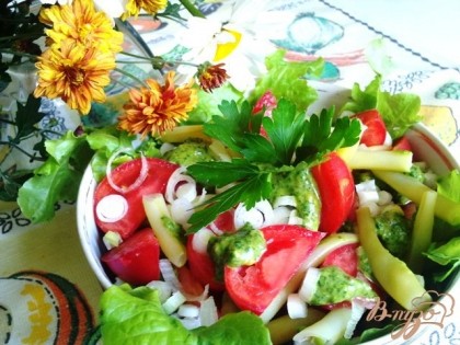Смешиваем лук с помидорами и фасолью, украшаем листиками салата.  Простой и вкусный салат готов!Приятного аппетита!=)