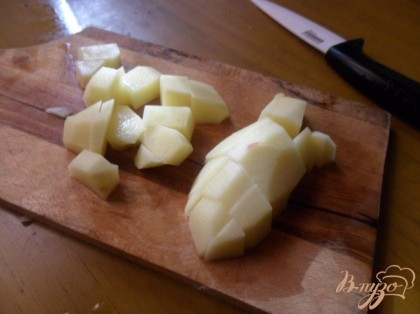 Картофель очистить и нарезать кубиками. Добавить в кастрюлю к фрикаделькам. Довести до кипения и добавить стручковую фасоль.