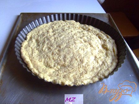 Охлажденное тесто раскатайте в пласт толщиной в 0,7 см, положите на смазанный маслом противень