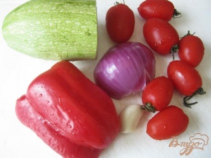 Берём овощи: красный сладкий перец, красный лук, помидоры черри, чеснок и кабачок-цуккини.