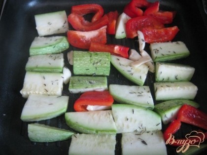 На горячую сковороду-гриль выкладываем кабачок, болгарский перец и чеснок, присыпаем сушённым тимьяном.