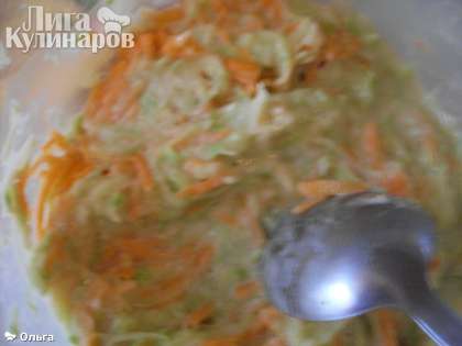 Кабачок и морковь натереть на крупной терке. Добавить чеснок измельченный, соль, перец, яйцо и муки столько, чтобы было густоватая масса, которую можно выкладывать ложкой.