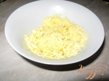 Берем желтки двух вареных яиц. Разминаем, добавляем майонез, горчицу, соль и перец. В принципе начинка может быть любая. Главное в данном случае оформление.