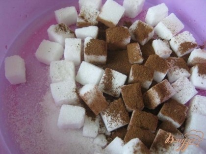 Сахар-рафинад измельчить на небольшие кусочки, легко это проделать в ступке или просто ножом на доске. Добавить корицу.