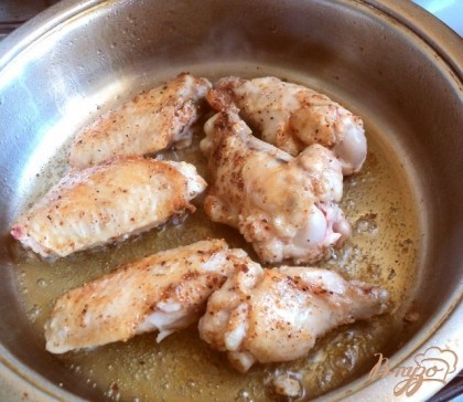 Крылышки разрезать на две части, посолить, поперчить, посыпать специями для курицы. Подрумянить на оливковом масле.