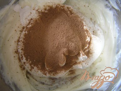 Для крема взбить маскарпоне с лимонным соком и сахарной пудрой, добавить какао, перемешать до однородности.