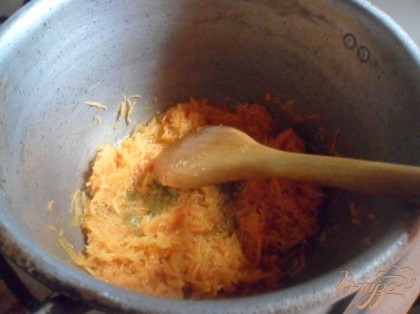 В сотейнике разогреть 2 ст л сливочного масла, выложить морковь, добавить сахар и тушить 5 минут на среднем огне постоянно помешивая.