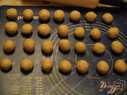 Разделить тесто на на 28 шариков.