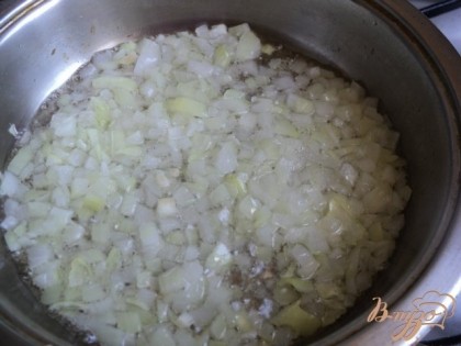 Лук мелко порезать и припустить на растительном масле до мягкости, добавить натертую морковь, потушить 2-3мин.