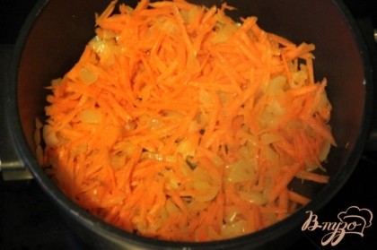 Лук нарезать, морковь натереть на крупной тёрке и обжарить, добавить зиру, паприку, молотый орех.