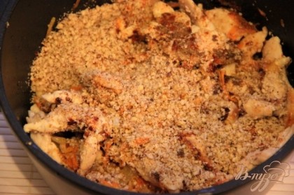  В куриное филе добавить  зажарку, булгур, корицу, изюм, соль, перец и бульон.