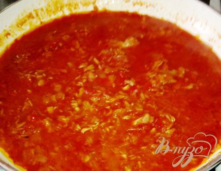 Пюрируем помидоры, добавляем куриный фарш, тушим минут 10, соединяем все сосиаляющие для соуса и тушим минут 10