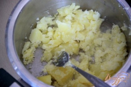 Приготовить начинку: очистить картофель и сварить его до полной готовности. Размять картофель ВИЛКОЙ, не до однородности. Должны остаться кусочки