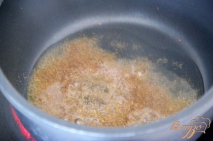 В большом сотейнике разогреть 2 ст.лю масла и добавить зиру. Постоянно помешивая, оставить на среднем огне на 30 секунд.
