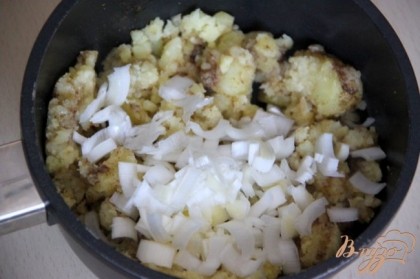 Выключить огонь и вылить немного масла с зирой на картофель, хорошо размешать и после этого всю массу выложить в сотейник. Добавить мелко нарезанный лук.Хорошо перемешать и накрыть крышкой.