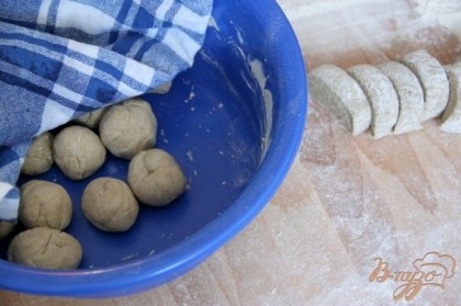 Тесто "скрутить" колбаской и нарезать на 20 маленьких кусочков. Из каждого кусочка скатать шарик в грецкий орех. Оставить один, остальные накрыть влажной салфеткой.