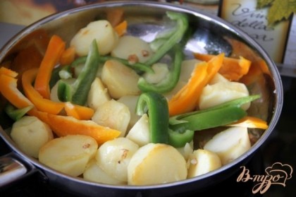 Добавить подготовленный картофель и  сладкий перец, нарезанный тонкими полосками. Дать овощам подрумяниться  со всех сторон.