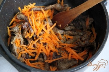 Морковь натереть на терке и добавить к мясу.
