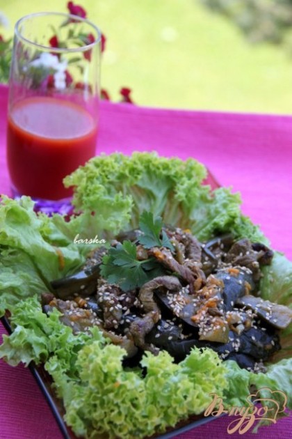 Готово! Подавать на листьях зелёного салата. Посыпать мясо кунжутом.Приятного аппетита!
