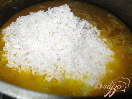 В зирвак высыпаем рис.