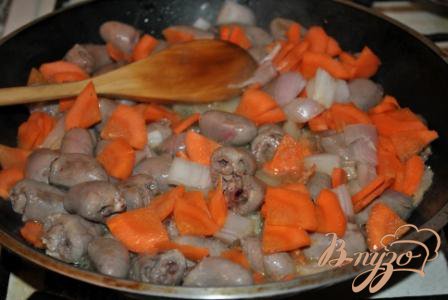 Добавить лук, чеснок, морковь, перемешать и тушить до мягкости овощей. По необходимости добавить немного воды.