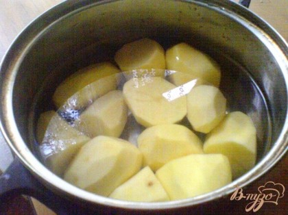 Очистить картофель и сварить до готовности.