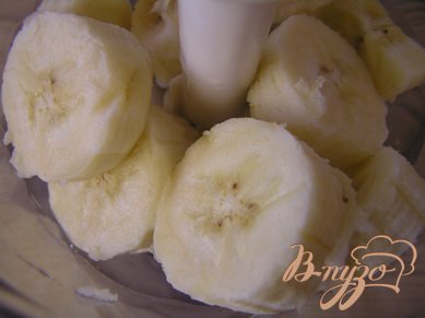 Банан нарезать, измельчить с помощью блендера, выложить в небольшую кастрюльку, прогреть, затем тонкой струйкой добавить крахмал, разведенный в 1 ст.л. апельсинового сока.