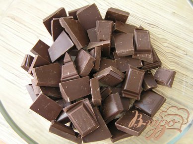 Шоколад поломать на кусочки, растопить на водяной бане (или в СВЧ),